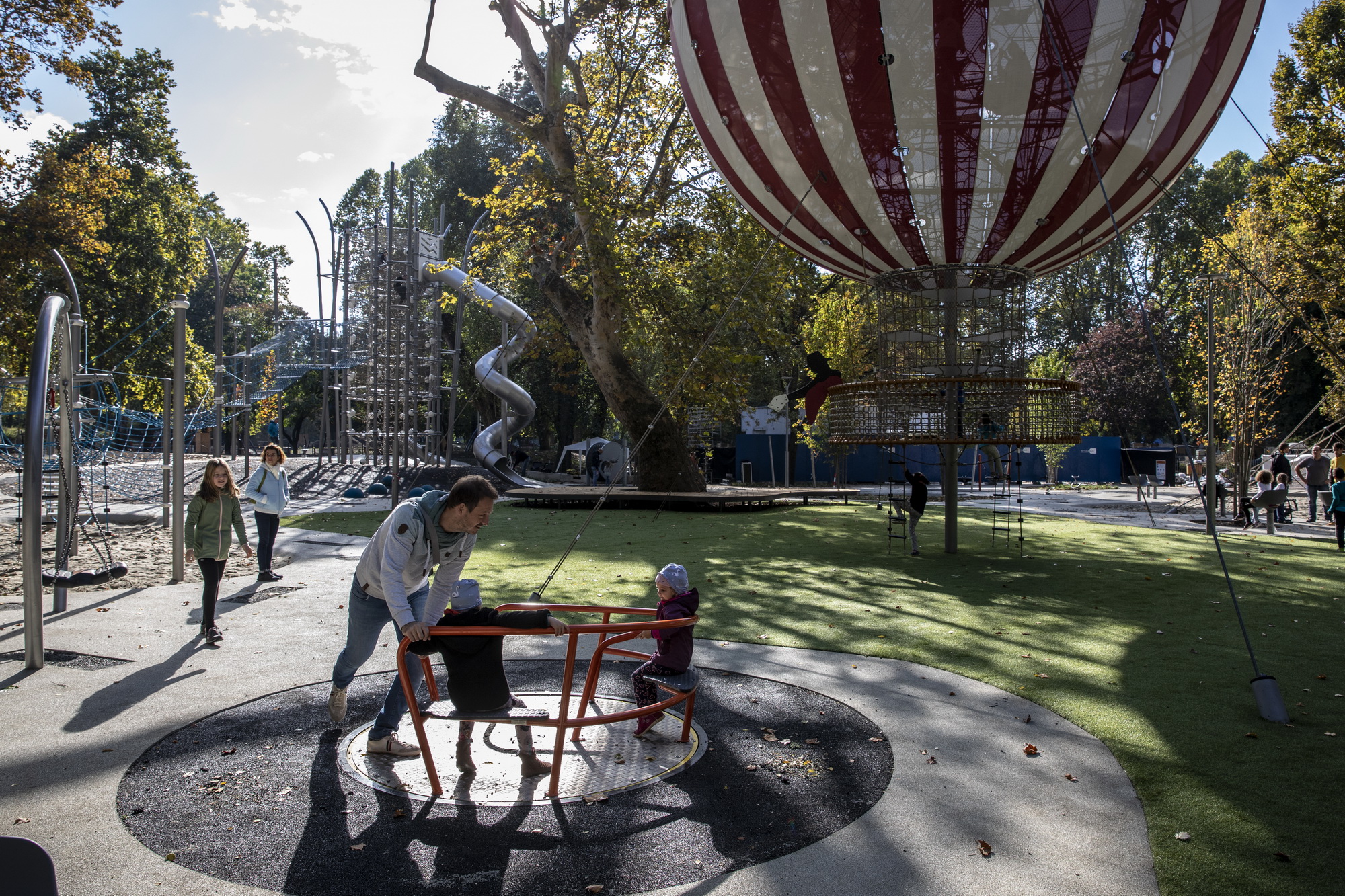 A-több-mint-13.000-négyzetméteres-parkrészbe-közel-félszáz--különleges-játékelemet-állítottak-fel_2019-októberében-vették-birtokba-a-gyerekek.jpg