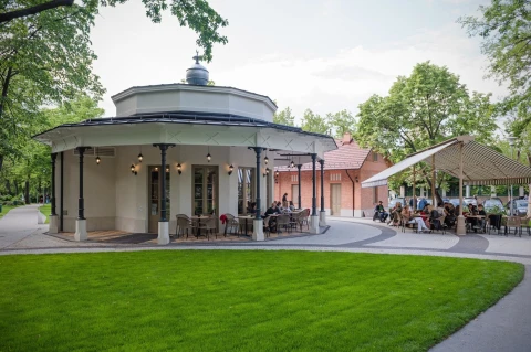 Első fecske: Pavilonkert
